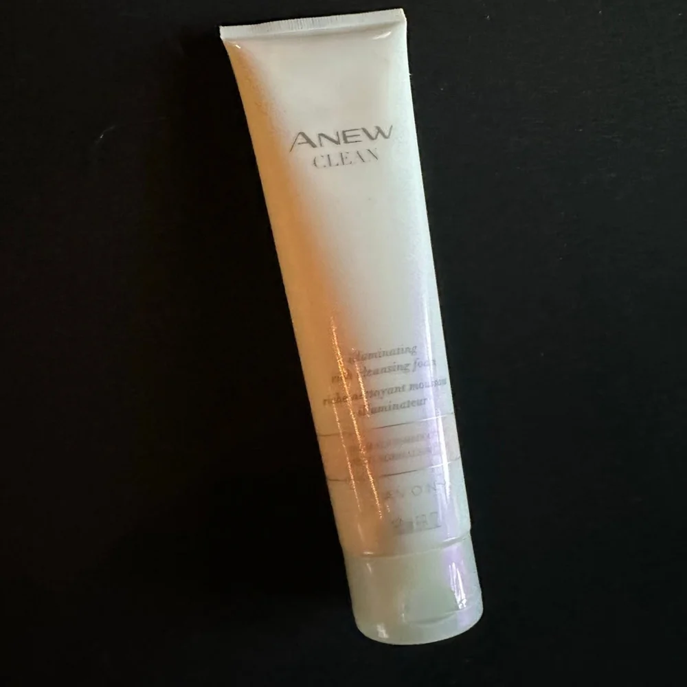 Women's Avon Anew Clean Illuminating Rich Cleansing Foam